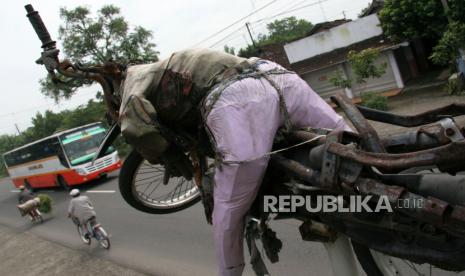  Kecelakaan terjadi Pasar Kemis, Kabupaten Tangerang, Provinsi Banten, Kamis (14/7/2022), yang membuat pengendara motor tewas terlindas truk (ilustrasi).