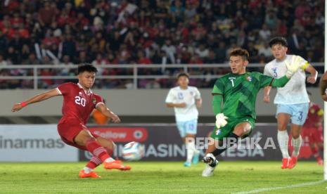 Penyerang Timnas Sepak Bola Indonesia, Hokky Caraka menembak bola ke gawang Timnas Taiwan pada pertandingan babak Kualifikasi Grup K AFC U23 Asian Cup 2024 di Stadion Manahan, Surakarta, Jawa Tengah, Sabtu (9/9/2023). Pada pertandingan ini Timnas Indonesia berhasil mencukur Timnas Taiwan dengan skor 9-0. Dengan hasil ini Indonesia berhasil menempati posisi pertama Grup K.