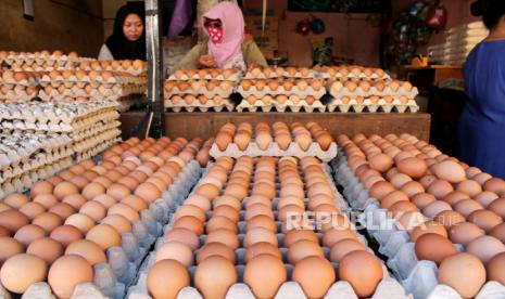 Penjual telur melayani pembeli 