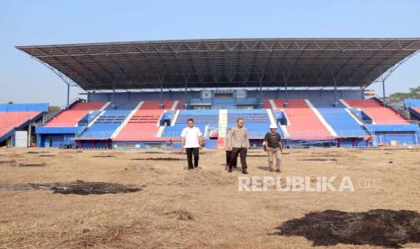 Jajaran Polres Malang meninjau area Stadion Kanjuruhan, Kepanjen, Kabupaten Malang, Senin (2/10/2023). Polres Malang mengklarifikasi isu pembakaran rumput di Stadion Kanjuruhan.