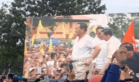 Capres nomor urut 2, Prabowo Subianto melepas kemeja safarinya saat joget di atas panggung kampanye di Kota Batam, Sabtu (13/1/2024). 