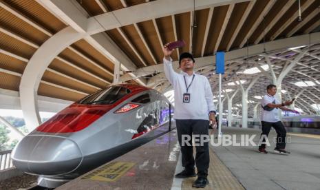 Sejumlah penumpang berswafoto di depan Kereta Cepat Jakarta Bandung di Stasiun Halim, Jakarta, Selasa (3/10/2023). 