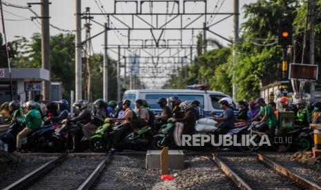 Sejumlah kendaraan melintasi perlintasan sebidang sebelum sosialisasi keselamatan perkeretaapian di perlintasan sebidang Stasiun Pondok Jati, Jakarta, Rabu (27/9/2023). KAI Commuter melakukan sosialisasi keselamatan di perlintasan sebidang dikarenakan kurangnya kesadaran pengguna jalan raya untuk mendahulukan perjalanan kereta api yang akan melintas di lokasi tersebut. 