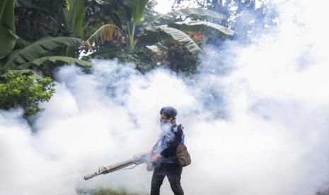 Petugas melakukan pengasapan (fogging) (ilustrasi). DInkes Rejang Lebong, Bengkulu, meminta warga mewaspadai penyebaran demam berdarah.