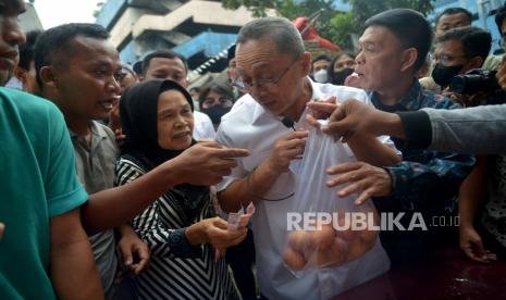 Menteri Perdagangan Zulkifli Hasan mengusulkan dana sebesar Rp100 triliun untukBadan Usaha Milik Negara (BUMN) yang akan membeli hasil pertanian.