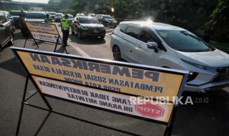 Anggota Polresta Bogor Kota mengatur lalu lintas saat pelaksanaan Pembatasan Sosial Berskala Besar (PSBB) di pos check point pintu keluar Tol Jagorawi, Kota Bogor, Jawa Barat, Rabu (15/4/2020). Gubernur Jawa Barat Ridwan Kamil mengatakan berlakunya status PSBB di Bogor, Depok dan Bekasi maka sanksi bagi yang melanggar akan diterapkan baik dalam bentuk surat teguran, denda dan tindak pidana ringan (tipiring)