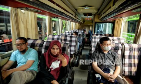 Penumpang menunggu keberangkatan bus jurusan Sumatera di Terminal bayangan bus AKAP Pondok Pinang, Jakarta, Selasa (12/7/2022). Presiden Joko Widodo kembali mengimbau masyarakat untuk kembali menggunakan masker baik di dalam dan luar ruangan juga mengimbau pemerintah daerah untuk menggencarkan vaksinasi booster mengingat jumlah kasus covid-19 di Indonesia kembali melonjak pada Juni lalu sejak kemunculan subvarian omicron BA.4 dan BA.5. Republika/Thoudy Badai