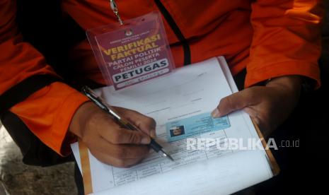 Petugas KPU memeriksa kelengkapan syarat anggota partai politik saat verifikasi faktual keanggotaan partai politik kepengurusan parpol. 