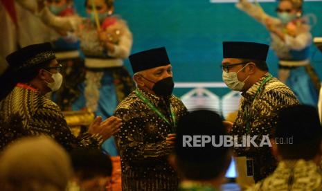 Gubernur Jawa Barat Ridwan Kamil berbincang bersama tokoh nasional Hatta Rajasa  dalam acara Pengukuhan Majelis Pengurus Pusat ICMI Periode 2021-2026 dan Rapat Kerja Nasional ICMI di IPB International Convention Center, Bogor, Jawa Barat, Sabtu (29/1/2022). Acara yang dilaksanakan secara daring dan luring tersebut mengusung tema Transformasi ICMI Menuju Indonesia Emas 2045.Prayogi/Republika