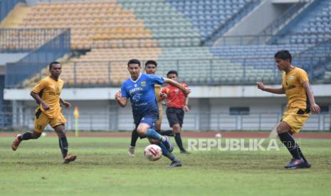 Esteban Vizcarra mengontrol bola pada laga latihan antara Persib Bandung dan Tim Porda Kota Bandung di Gelora Bandung Lautan Api, Bandung, Sabtu (20/3).