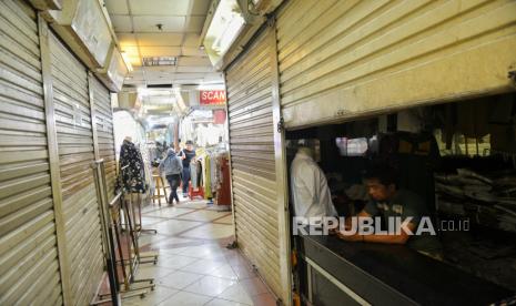 Pedagang beraktivitas di Pasar Tanah Abang Blok A,  Jakarta, Senin (8/4/2024). Pada H-1 hari raya Idul Fitri 1445 Hijriah atau tanggal 9 April 2024, Pasar Tanah Abang Blok A akan tutup selama 12 hari atau kembali buka pada tanggal 22 April 2024 mendatang. Sejumlah pedagang mengaku omset penjualan pada bulan Ramadhan tahun ini mengalami peningkatan hingga 70 persen.