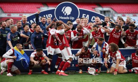 Pemain Arsenal Pierre-Emerick Aubameyang dan rekan satu tim merayakan gelar juara Piala FA. Juara Piala FA akan membuat Arsenal tampil di Liga Europa.