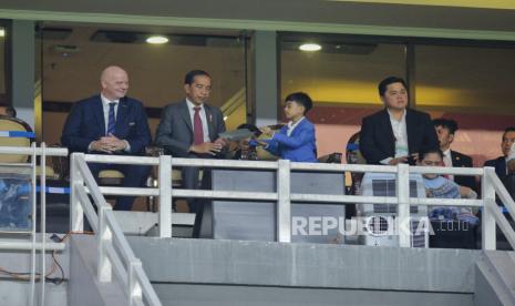 Presiden Joko Widodo bersama Presiden FIFA Gianni Infantino dan Ketua Umum PSSI Erick Thohir saat Pembukaan Piala Dunia U17 di Stadion Gelora Bung Tomo (GBT) Surabaya, Jumat (10/11/2023), sebelum laga Timnas Indonesia melawan Ekuador.