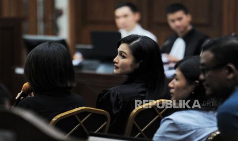 Istri dari terdakwa Harvey Moeis, Sandra Dewi saat memberikan keterangan saksi dalam sidang lanjutan di Pengadilan Tipikor, Jakarta, Kamis (10/10/2024). Sidang tersebut beragendakan pemeriksaan saksi yang dihadirkan jaksa penuntut umum dalam kasus dugaan korupsi pengelolaan tata niaga komoditas timah di wilayah izin usaha pertambangan PT Timah Tbk tahun 2015-2022. Saksi JPU menghadirkan sebanyak 13 saksi diantaranya istri dari terdakwa harvey Sandra Dewi, adik terdakwa Mira Moeis, adik dari Sandra Dewi bernama Kartika Dewi.