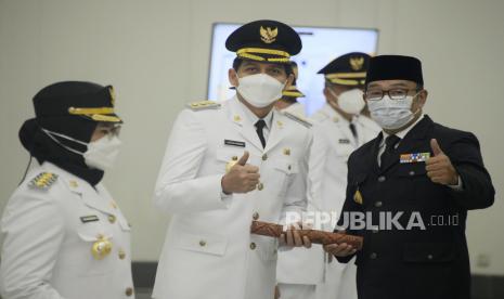 Pelantikan Wakil Bupati Indramayu Lucky Hakim oleh Gubernur Jawa Barat Ridwan Kamil (Emil) di Gedung Merdeka, Jalan Asia Afrika, Kota Bandung, Jumat (26/2). Dalam acara tersebut Emil menyampaikan agar para kepala daerah bekerja secara profesional di masa pandemi Covid-19. Hal ini dikarenakan tantangan untuk menyelesaikan pandemi dibutuhkan kerja ekstra.