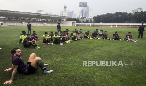 Pesepak bola Timnas Indonesia U-23 beristirahat usai melakukan latihan di Stadion Madya, Senayan, Jakarta, Selasa (12/4/2022). Latihan tersebut dilakukan jelang perhelatan Sea Games 2021 yang akan digelar di Hanoi, Vietnam Republika/Putra M. Akbar