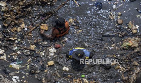 Sejumlah warga dan pegiat lingkungan membersihkan sampah yang menumpuk di Bendungan Bugel Sungai Cikeruh, Cileunyi, Kabupaten Bandung, Jawa Barat, Rabu (26/7/2023). Aksi bersih sungai yang diinisiasi oleh Pandawara Group dan diikuti oleh beragam komunitas lingkungan, mahasiswa, Polri dan TNI serta masyarakat sekitar tersebut digelar dalam rangka memperingati Hari Sungai Nasional. Selain itu, aksi tersebut sekaligus mengajak masyarakat untuk menjaga kebersihan lingkungan dengan tidak membuang sampah maupun limbah rumah tangga ke sungai.