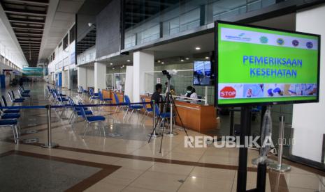 Petugas Kantor Kesehatan Pelabuhan (KKP) Kelas 1 Surabaya memeriksa kelengkapan surat perjalanan dan kesehatan seorang calon penumpang di keberangkatan Terminal 1 Bandara Internasional Juanda, Sidoarjo, Jawa Timur, Sabtu (23/5/2020). Meskipun Kementerian Perhubungan membuka kembali penerbangan domestik dengan syarat penumpang memenuhi protokol kesehatan, aktivitas di Bandara Juanda menjelang Idul Fitri 1441 H sepi penumpang