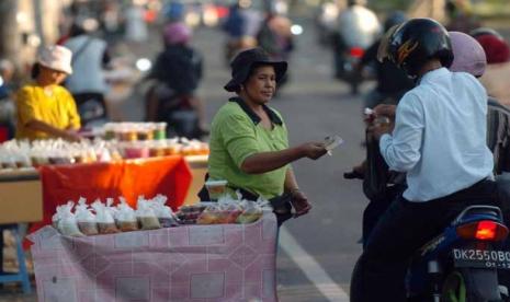 Belajar Tak Tamak dari Pedagang Kecil