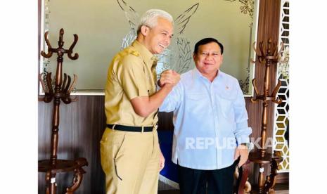 Capres PDIP Ganjar Pranowo dan Menhan Prabowo Subianto bertemu di Lanud Adi Soemarno, Solo, Jawa Tengah. 