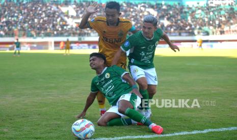 Gelandang serang Bhayangkara FC, Sani Rizki ditahan bek kiri PSS Sleman  Ibrahim Sanjaya dan gelandang tengah PSS Sleman Kim Kurniawan pada pertandingan sepak bola pekan ke-8 BRI Liga 1 di Stadion Maguwoharjo, Sleman, Yogyakarta, Ahad (13/8/2023). PSS Sleman berhasil mengamankan poin tiga di kandang usai mengalahkan Bhayangkara FC dengan skor 3-1. Dengan demikian klasemen PSS Sleman naik ke posisi enam dan Bhayangkara FC masih tertahan di posisi 16.