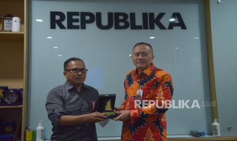 Direktur Utama Bank Riau Kepri (BRK) Syariah Andi Buchari memberikan cindremata kepada Wakil Pemimpin Redaksi Republika Nur Hasan Murtiaji  saat berkunjung ke kantor Republika, Jakarta, Senin (21/11/2022). Kunjungan tersebut dilakukan dalam rangka silaturahmi sekaligus membahas strategi bisnis perusahaan kedepan setelah selesainya proses konversi Bank Riau Kepri (BRK) menjadi Bank Riau Kepri (BRK) Syariah. Republika/Prayogi