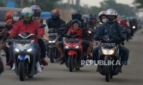 Pemudik yang menggunakan sepeda motor melintasi jalur mudik (ilustrasi).