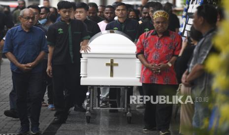 Kuasa hukum dari mantan Gubernur Papua Lukas Enembe, Petrus Bala Pattyona (kanan) berjalan di samping peti jenazah saat disemayamkan di Rumah Duka Sentosa, RSPAD Gatot Subroto, Jakarta, Selasa (26/12/2023). Terpidana kasus korupsi pembangunan infrastruktur di Provinsi Papua tersebut meninggal dunia usai divonis gagal ginjal saat menjalani perawatan di RSPAD Gatot Subroto pada pukul 10.45 WIB Selasa (26/12). 