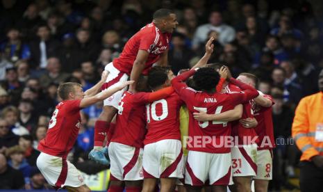 Pemain Nottingham Forest Chris Wood melakukan selebrasi seusai mencetak gol ke gawang Chelsea dalam pertandingan sepak bola Liga Premier Inggris di Stamford Bridge, London, Ahad (6/10/2024).