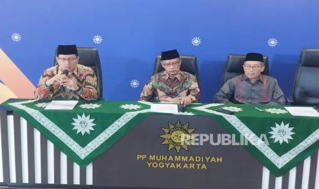 Ketua Umum Pimpinan Pusat (PP) Muhammadiyah Haedar Nashir mengumumkan maklumat penetapan hasil hisab Ramadhan, Syawal, dan Dzulhijan 1445 H di Kantor PP Muhammadiyah, Daerah Istimewa Yogyakarta (DIY), Sabtu (20/1/2024). (Ketua Umum Pimpinan Pusat (PP) Muhammadiyah Haedar Nashir mengumumkan maklumat penetapan hasil hisab Ramadhan, Syawal, dan Dzulhijan 1445 H di Kantor PP Muhammadiyah, Daerah Istimewa Yogyakarta (DIY), Sabtu (20/1/2024). 