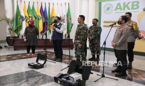 Ketua Gugus Tugas Percepatan Penanggulangan COVID-19 Jawa Barat Ridwan Kamil (Emil) melaporkan kondisi penanganan pandemi dan ekonomi di Jabar kepada Wakil Ketua Pelaksana Komite Penanganan COVID-19 dan Pemulihan Ekonomi Nasional (KPCPEN) KSAD Jendral TNI Andika Perkasa dan Wakapolri Komjen Pol Gatot Eddy Pramono dalam konferensi pers di Gedung Sate, Kota Bandung, Jumat (21/8). Emil memaparkan, saat ini Kota Depok menjadi satu-satunya Zona Merah atau Risiko Tinggi di Jabar. Selain itu, terdapat 14 daerah yang berada dalam level kewaspadaan Zona Kuning (Risiko Rendah) dan 12 daerah Zona Oranye (Risiko Sedang).