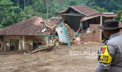 Kondisi pascalongsor di Kampung Gintung, Desa Cibenda, Kecamatan Cipongkor, Kabupaten Bandung Barat, Senin (25/3/2024). Sebanyak 9 orang warga diduga tertimbun dan belum ditemukan dalam peristiwa longsor yang terjadi  Ahad (24/3/2024) malam. Proses pencarian korban masih dilakukan oleh petugas gabungan. 