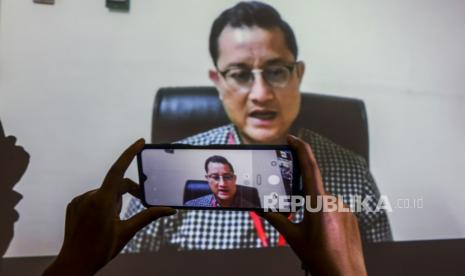 Jurnalis mengambil gambar Mantan Menteri Sosial Juliari Peter Batubara memberikan kesaksian saat menjalani sidang yang berlangsung virtual di gedung KPK, Jakarta, Senin (22/3). Juliari Peter Batubara dihadirkan sebagai saksi pada sidang untuk terdakwa Harry Van Sidabuke terkait kasus dugaan korupsi bantuan sosial Covid-19. Republika/Putra M. Akbar