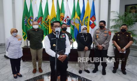 Gubernur Jawa Barat Ridwan Kamil (Emil) menyampaikan keterangan pers usai Rapat Komite Penanganan Covid-19 dan Pemulihan Ekonomi Daerah di Aula Barat Gedung Sate, Kota Bandung, Selasa (25/1/2022). Salah satu agenda rapat membahas tetang update perkembangan Covid-19 varian omicron di Jawa Barat. Semua infrastruktur pelayanan kesehatan di Jawa Barat sudah disiapkan berdasarkan pengalaman menghadapi varian Delta pertengahan tahun lalu.