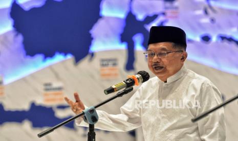 Wakil Presiden RI ke 10 dan 12 Jusuf Kalla menyampaikan keterangan pers usai menghadiri  acara buka puasa bersama di Nasdem Tower, Jakarta, Sabtu (25/3/2023). Partai nasdem menggelar acara buka puasa bersama dengan dihadiri sejumlah tokoh politik seperti Bakal Calon Presiden dari Koalisi Perubahan untuk Persatuan Anies Baswedan, Ketua Umum Partai Demokrat Agus Harimurti Yudhoyono, Ketua Umum Partai Golkar Airlangga Hartarto dan Sekjen PKS Habib Abu Bakar Al-Habsyi sebagai ajang silaturahmi pada momentum Ramadhan 1444 Hijriah.