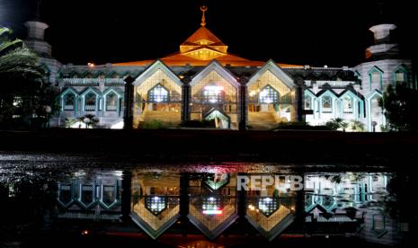 Suasana Masjid Al-Markaz Al-Islami yang biasanya ramai saat pelaksanaan shalat tarawih terlihat sepi di Makassar, Sulawesi Selatan, Kamis (23/4/2020) malam. Guna memutus rantai penyebaran COVID-19, pengurus masjid tersebut meniadakan aktivitas beribadah termasuk pelaksanaan shalat tarawih seiring ditetapkannya 1 Ramadhan 1441 Hijriah yang jatuh pada Jumat, 24 April 2020 oleh pemerintah