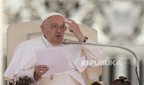 Paus Fransiskus menyampaikan pidatonya pada audiensi umum mingguannya di Lapangan Santo Petrus, Vatikan, Rabu, 12 Juni 2024.