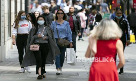 Pembeli di Oxford Street, London Pusat, Inggris. Wisatawan asal Inggris bisa terbentur aturan pembatasan UE dan blokir akibat pandemi. Ilustrasi.