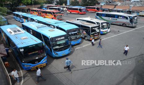 Aktivitas di Terminal Cicaheum, Jalan Jenderal Ahmad Yani, Kota Bandung.