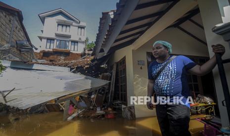 Warga beraktivitas di rumah yang terkena longsor dan banjir di Jalan Damai, Kelurahan Ciganjur, Kecamatan Jagakarsa, Jaksel.