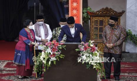 Presiden Joko Widodo menandatangani prasasti disaksikan Presiden kelima RI yang juga Ketum PDIP Megawati Soekarnoputri (kiri), Imam Besar Masjid Istiqlal Nasaruddin Umar (kedua kiri), Sekretaris Umum PP Muhammadiyah Abdul Mu’ti (ketiga kiri) dan Wakil Ketua PBNU Zulfa Mustofa (kanan) pada peresmian Masjid At-Taufiq di kawasan Lenteng Agung, Jakarta, Rabu (8/6/2022). Masjid At-Taufiq dibangun untuk mengenang jasa-jasa dan perjuangan almarhum Taufiq Kiemas. 