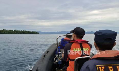  Dalam foto yang dirilis oleh Badan Pencarian dan Pertolongan Nasional (BASARNAS), tim penyelamat di atas perahu karet memindai cakrawala saat mereka mencari korban setelah kapal penumpang KM Cahaya Arafah tenggelam di perairan kabupaten Halmahera Selatan di Maluku Utara, Selasa, 19 Juli 2022.