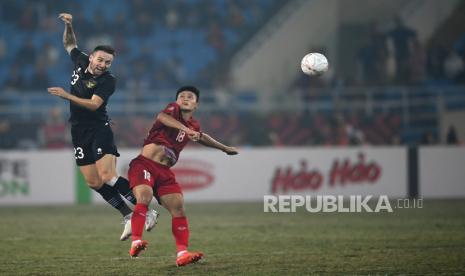 Pesepak bola  Tim Nasional Indonesia Marc Klok (kiri) berebut bola dengan pesepak bola Tim Nasional Vietnam, (ilustrasi). 