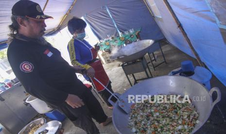 Petugas Taruna Siaga Bencana (Tagana) memasak makanan di dapur umum gedung Tagana, Depok, Jawa Barat