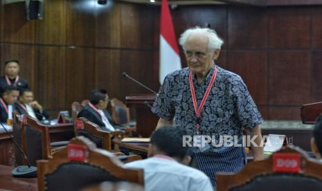 Profesor Filsafat STF Driyakara Franz Magnis Suseno usai memberikan keterangan saat menjadi ahli yang dihadirkan oleh tim hukum Ganjar-Mahfud dalam sidang lanjutan Perselisihan Hasil Pemilihan Umum (PHPU) Presiden dan Wakil Presiden Tahun 2024 di Gedung Mahkamah Konstitusi, Jakarta, Selasa (2/4/2024). Agenda sidang lanjutan tersebut yaitu Pembuktian Pemohon (Mendengarkan keterangan ahli dan saksi Pemohon serta Pengesahan alat bukti tambahan Pemohon). Tim Hukum Ganjar-Mahfud menghadirkan 9 ahli dan 10 saksi dalam sidang lanjutan Perselisihan Hasil Pemilihan Umum (PHPU) tersebut.