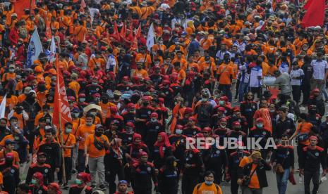 Sejumlah massa buruh saat melaksanakan aksi di depan Gedung DPR, Jakarta, Sabtu (14/5/2022). Dalam aksi yang merupakan rangkaian peringatan Hari Buruh Sedunia tersebut mereka menyuarakan 18 tuntutan salah satunya menolak Omnibus Law UU Cipta Kerja. Republika/Putra M. Akbar