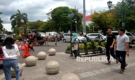 Warga tanpa menggunakan masker saat berkunjung ke Malioboro, Yogyakarta, Ahad (6/11/2022). Satgas Penanganan Covid-19 menyebutkan, konfirmasi positif di Indonesia pada Selasa (8/11/2022) tercatat 6.601 kasus.