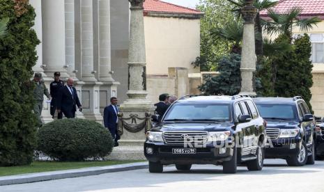 Perwakilan komunitas Armenia di Nagorno-Karabakh meninggalkan gedung setelah pembicaraan di kota Yevlakh, Azerbaijan, Azerbaijan, Kamis, 21 September 2023.