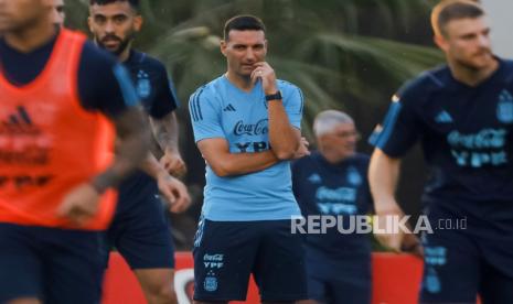 Pelatih tim sepak bola Argentina, Lionel Scaloni, menyaksikan pemain saat sesi latihan (ilustrasi).