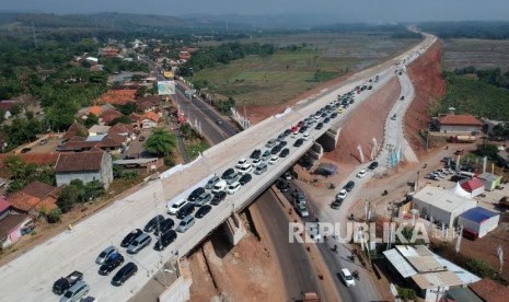 Antrean kendaraan saat melintas di Pintu keluar Tol Gringsing, Batang, Jawa Tengah, Senin (11/6).